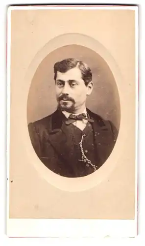 Fotografie Leroy, Gallardon, franzöischer Herr im Anzug mit Fliege und Bart