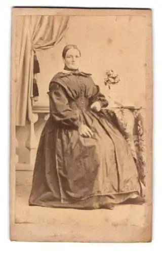 Fotografie F. X. Knoll, Wiggenbach, Dame im weiten dunklen Kleid