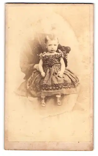 Fotografie Mumby, London, niedliches kleines Mädchen im Kleid auf dem Schoss der Mutter