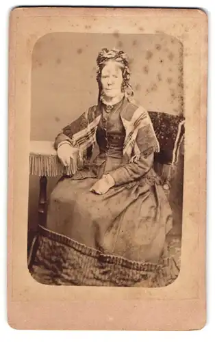 Fotografie T. H. Pryce, Kington, englische Dame im Kleid mit Überwurf und Kopfschmuck