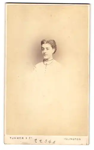 Fotografie Turner & Co., Islington, junge Frau im hellen Kleid mit Perlenkette