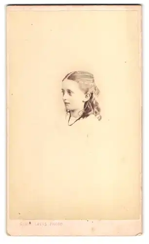 Fotografie G. & A. Lavis, Eastbourne, junges Mädchen Mildred Davis im Kopfporträt, 1870