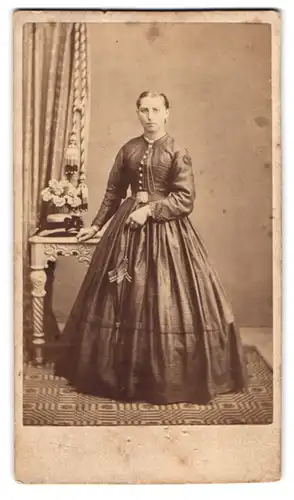 Fotografie Heinrich Ranck, Naila, junge Frau im dunklen Kleid, Rückseite mit Widmung, 1883