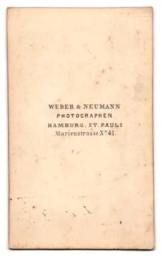 Fotografie Weber & Neumann, Hamburg-St. Pauli, junge Frau im Kleid nebst ihrem Mann im Anzug