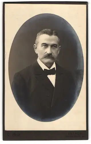 Fotografie C. Held, Bremen, Hastedter-Heerstr. 262, Elegant gekleideter Herr mit Schnauzbart