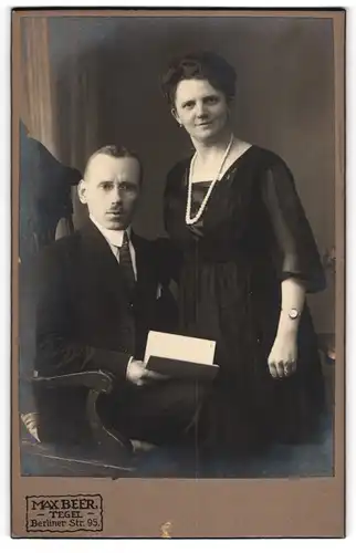 Fotografie Max Beer, Tegel, Berliner-Str. 95, Elegant gekleidetes Paar mit einem Buch