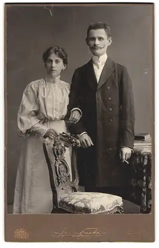 Fotografie J. Fuchs, Berlin, Königstr. 52, Junges Paar in modischer Kleidung