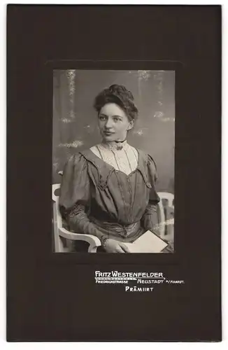 Fotografie Fritz Westenfelder, Neustadt a. Haardt., Junge Dame im Kleid mit einem Buch