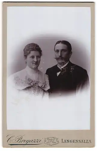 Fotografie C. Bregazzi, Langensalza, Ehepaar in eleganter Kleidung