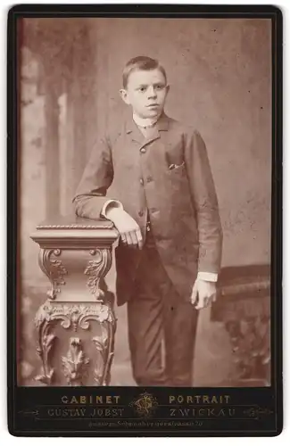 Fotografie Gustav Jobst, Zwickau, Äussere Schneebergerstr. 20, Halbwüchsiger Knabe im Anzug mit Krawatte