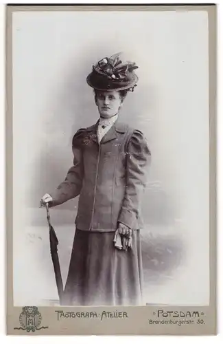 Fotografie Photographisches Atelier, Potsdam, Brandenburgerstr. 30, Elegant gekleidete Dame mit Schirm