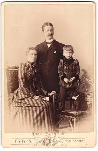 Fotografie Otto Gebhardt, Halle a. S., Grosse Ulrich-Str. 11, Bürgerliches Paar mit einem Sohn