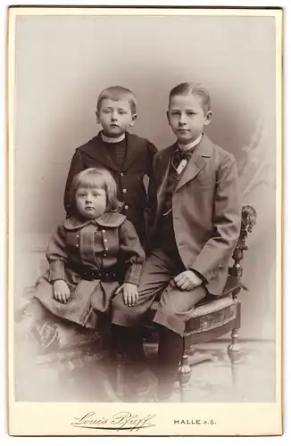Fotografie Louis Pfaff, Halle a. S., Geiststr. 47, Drei Kinder in modischer Kleidung