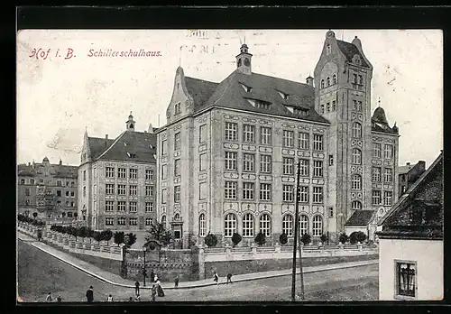 AK Hof, Schillerschulhaus mit Passanten