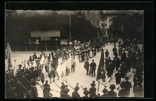 AK Berchtesgaden, Festumzug, Strassenpartie an der Hotel-Pension Watzmann
