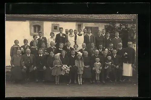 AK Mittelstetten, Gruppenbild der Bewohner vor einem Haus