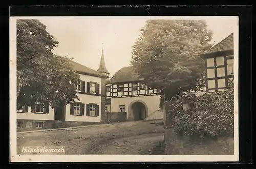 AK Münchsteinach, Ortspartie mit Fachwerkhäusern, im Hintergrund die Kirche