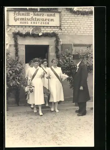 AK Schnaittach, Schnitt-Kurz- und Gemischtwaren Hans Knetzger, Eingangsbereich, Festumzug mit jungen Damen