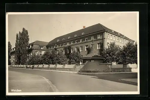 AK Weiden /Oberpfalz, Krankenhaus mit Strassenpartie