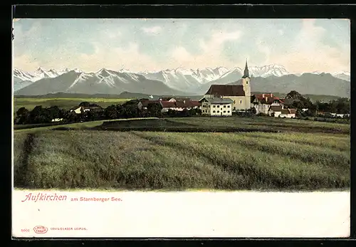 AK Aufkirchen a. Starnberger See, Ortspartie mit Blick auf die Kirche und Bergpanorama