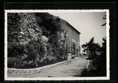 AK Stauf bei Eysölden, Gebäude an Felswand, Strassenansicht mit junger Dame