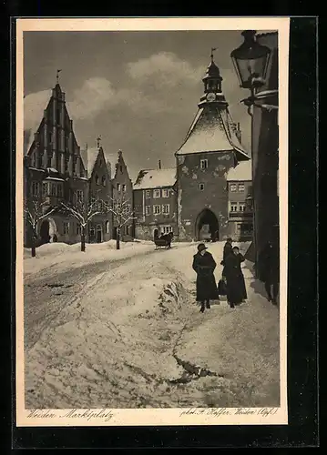 AK Weiden, Marktplatz mit Kirche, Schlitten und Passanten