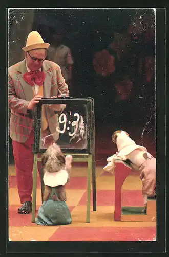 AK Clown mit einer Hundedressur in der Zirkusmanege