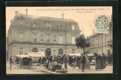 AK Villeneuve-sur-Lot, La Caisse d`Épargne, Place de la Mairie, Un jour de Marché