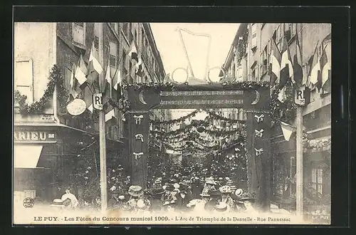 AK Le Puy, les Fetes du Concours musical 1909, l'Arc de Triomphe de la Dentelle, Rue Pannessac