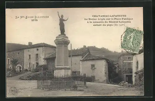 AK Chavaniac-Lafayette, La Statue erigee sur la Place Publique a la memoire du General Lafayette enfant du pays