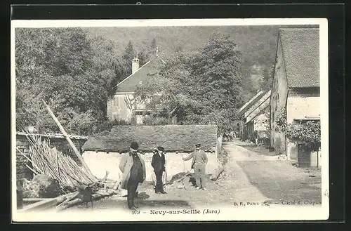 AK Nevy-sur-Seille, Ortsansicht mit Dorfpartie und Männern