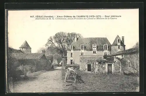 AK Féole, Vieux Chateau de l'Aubraye, Cour Intérieure