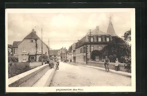 AK Drusenheim, Blick von der Brücke in eine Strasse