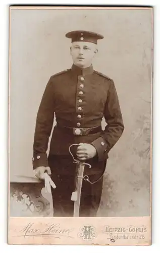 Fotografie Max Heine, Leipzig-Gohlis, Portrait Soldat in Uniform mit Degen
