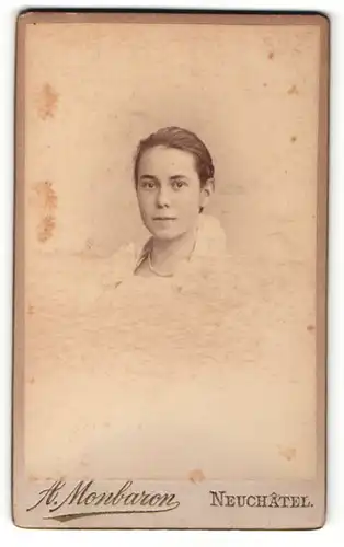 Fotografie A. Monbaron, Neuchâtel, Portrait junge Dame mit zurückgebundenem Haar