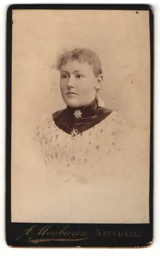 Fotografie A. Monbaron, Neuchâtel, Portrait hübsch gekleidete Dame mit Kragenbrosche