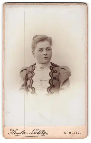 Fotografie Heusler Nachflg., Görlitz, Portrait hübsche Dame im eleganten Kleid mit Kragenbrosche