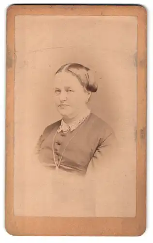 Fotografie G. Kegel, Kassel, Portrait zeitgenössisch gekleidete Frau mit Halskette
