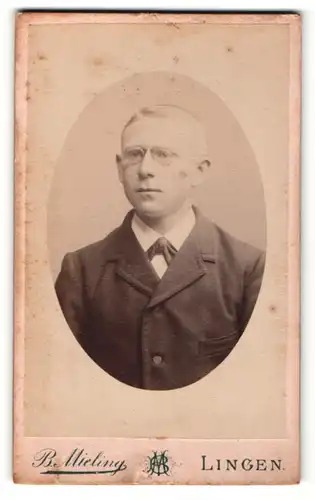 Fotografie B. Mieling, Lingen, Portrait junger Mann mit Brille