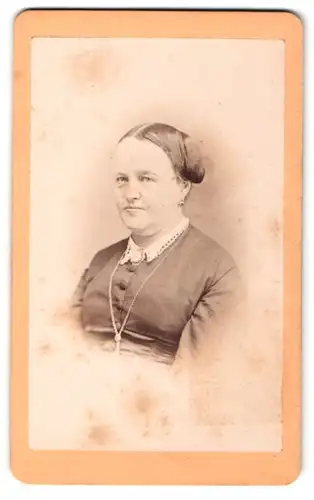 Fotografie G. Kegel, Kassel, Portrait Frau mit hochgestekter Frisur und Halskette