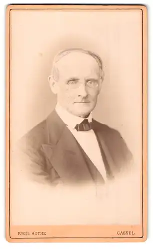 Fotografie Emil Rothe, Kassel, Portrait älterer Herr mit Zwicker