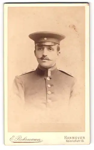 Fotografie E. Rohrmann, Hannover, Portrait Soldat mit Uniformmütze