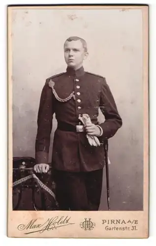 Fotografie Max Holdt, Pirna a/E., Portrait Soldat mit Bajonett am Koppel