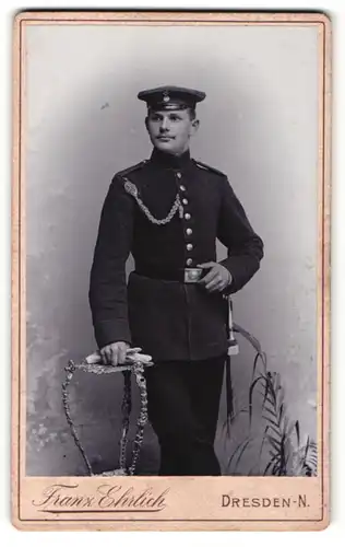 Fotografie Franz Ehrlich, Dresden-Neustadt, Portrait junger Soldat mit Kordel an der Uniform