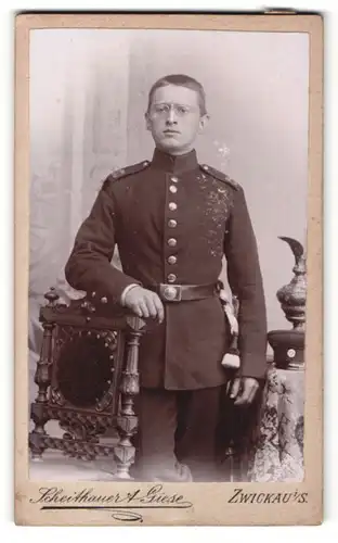 Fotografie Scheithauer & Giese, Zwickau i/S., Portrait junger Soldat mit Brille