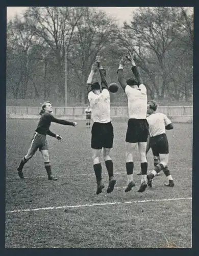 Fotografie Ansicht Wien, WAC-Platz, Handballspiel Altturn gegen WAC 1938