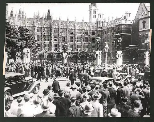 Fotografie Ansicht London, Menschenmenge hat sich vor dem englischen Unterhaus versammelt 1939