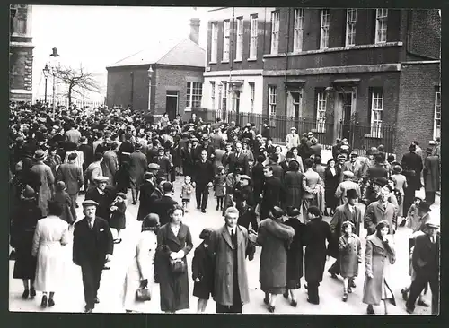 Fotografie Ansicht London, Downingstreet 10, Ministerpräsident Chamberlain ist wg. Albanienfrage im Auswärtigen Amt 1939