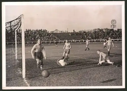 Fotografie Ansicht Berlin, Polizeistadion Chausseestrasse, Fussballspiel Sc Minerva 1893 vs Tennis Borussia Berlin 1940