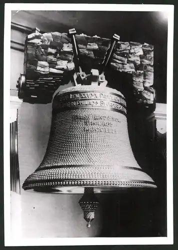 Fotografie Nachbildung der US-Freiheitsglocke von der Nikimoto Perlengesellschaft mit Perlen & Diamanten besetzt 1939